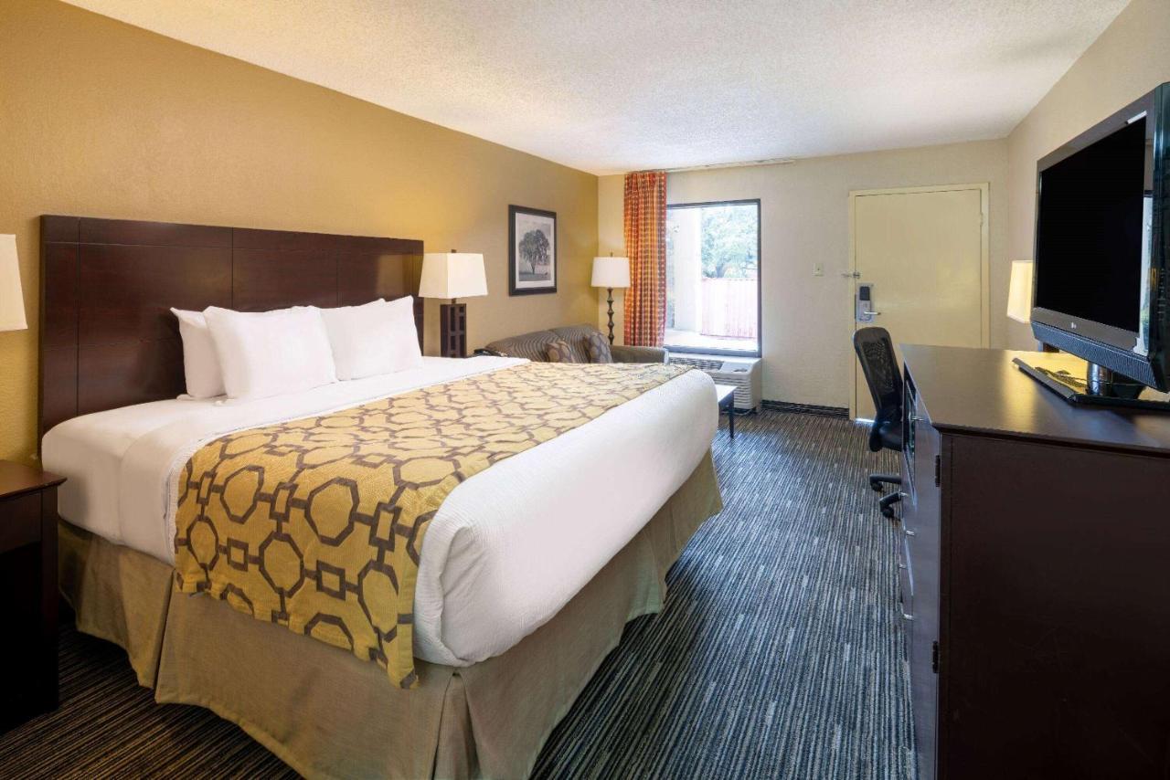 Hotel Baymont By Wyndham Columbus Ga Exterior foto